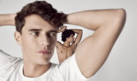 Two people with raised arms against a bright background; focus on the underarm area as a symbolic image for removing sweat stains