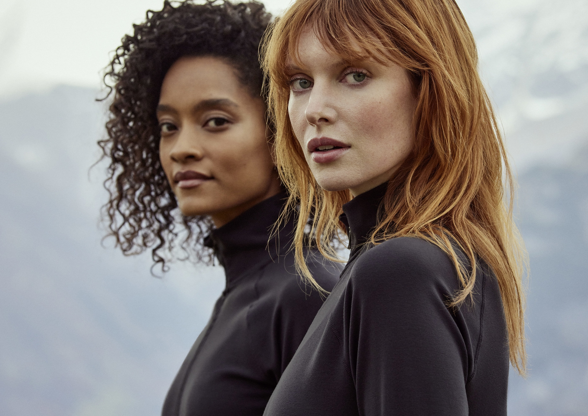Deux femmes regardent la caméra et portent des vêtements de détente Calida de la série 'Nature Relax'.