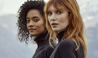 Deux femmes regardent la caméra et portent des vêtements de détente Calida de la série 'Nature Relax'.