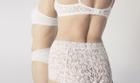Photo de dos de deux femmes portant un soutien-gorge blanc de la série 'Natural Comfort'.