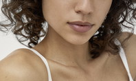 Gros plan sur une femme portant un soutien-gorge blanc dont les bretelles sont bien ajustées afin d'éviter le problème du glissement des bretelles.
