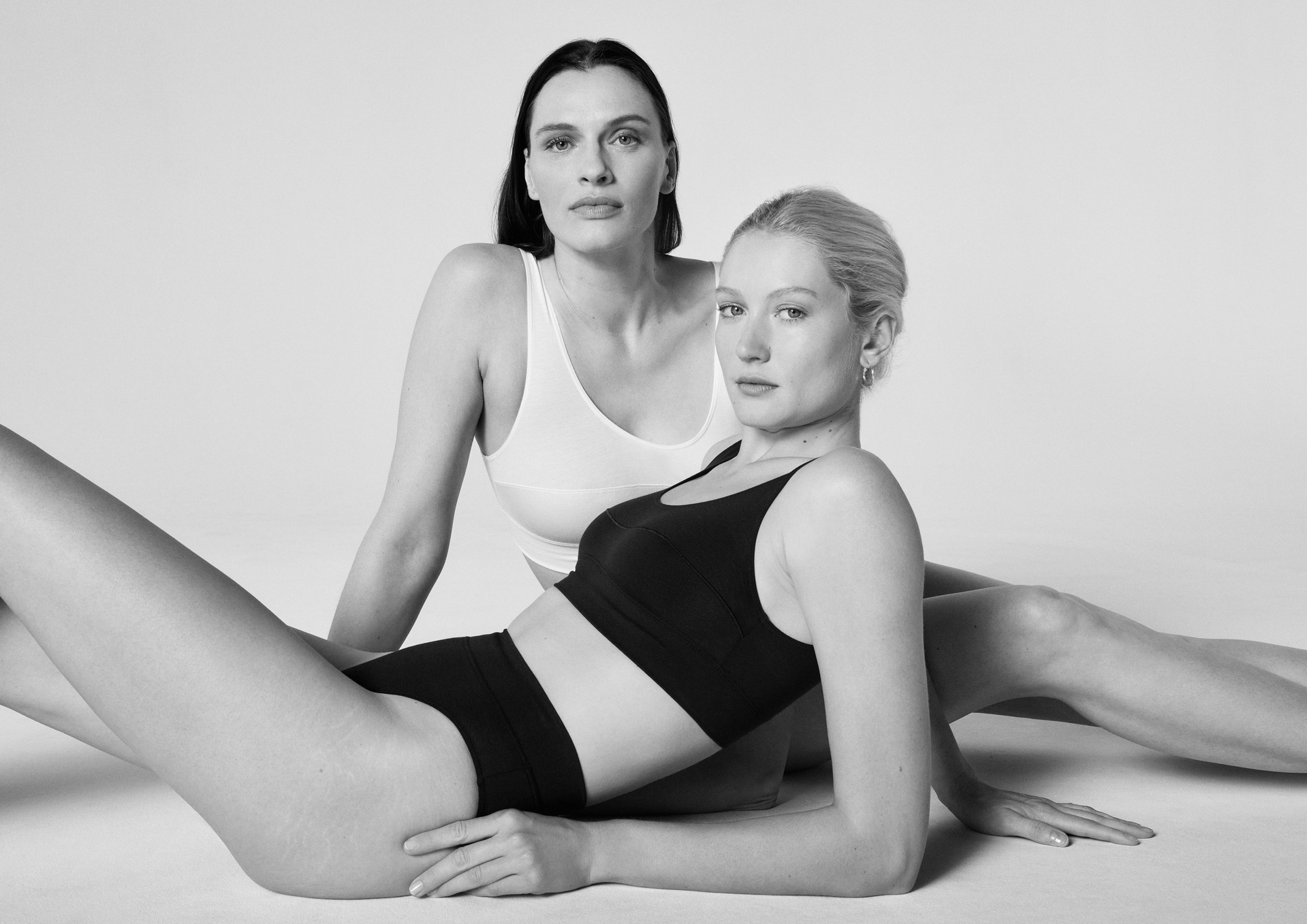schwarz weiss Bild von 2 Frauen, die Unterwäsche von CALIDA aus der Serie 'Elastic' tragen