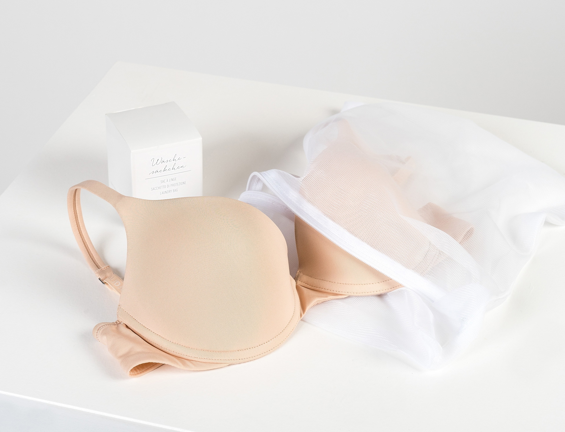 Un soutien-gorge dans un sac à linge