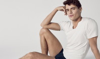 Homme en maillot de corps blanc