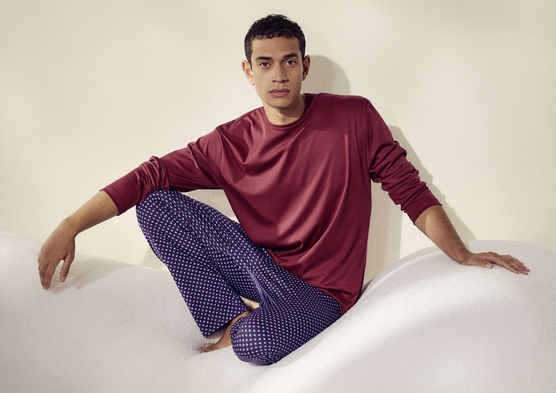 Mann trägt CALIDA Pyjama aus der Serie 'Relax Streamline'