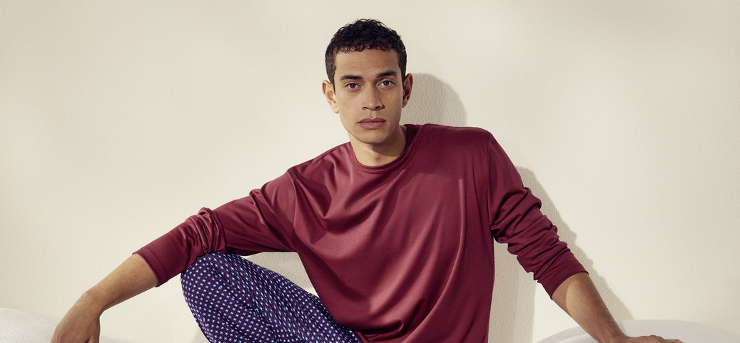 Mann trägt CALIDA Pyjama aus der Serie 'Relax Streamline'