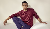 L'homme porte un pyjama CALIDA de la série 'Relax Streamline'.