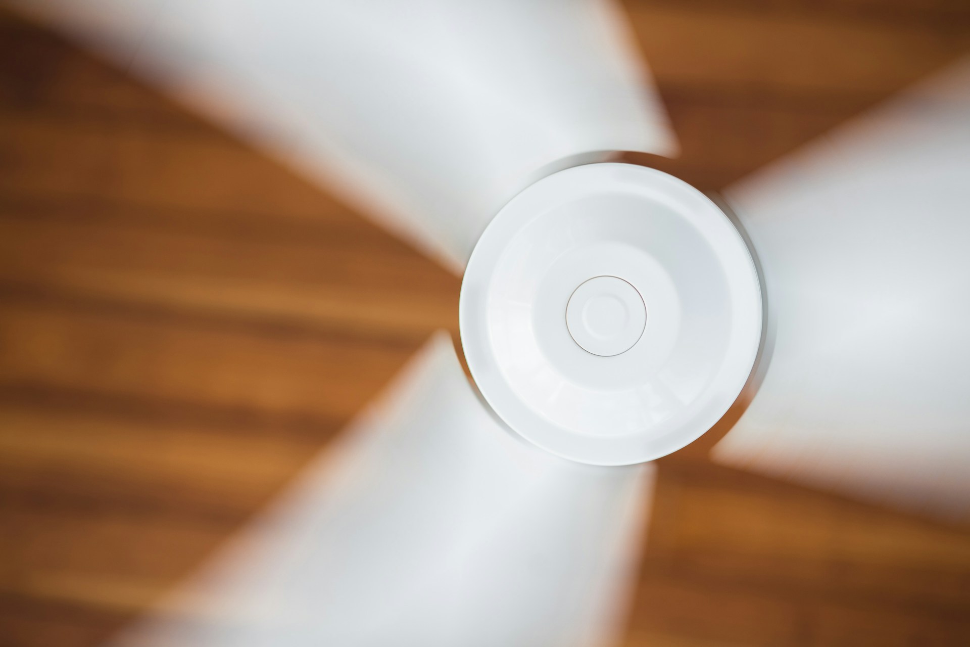 Ventilateur de plafond en mouvement.