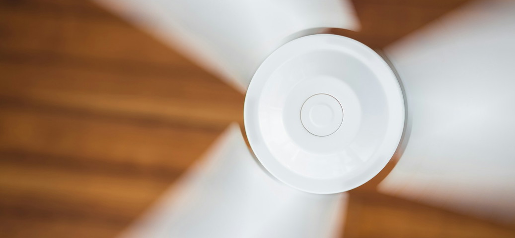 Ventilateur de plafond en mouvement.