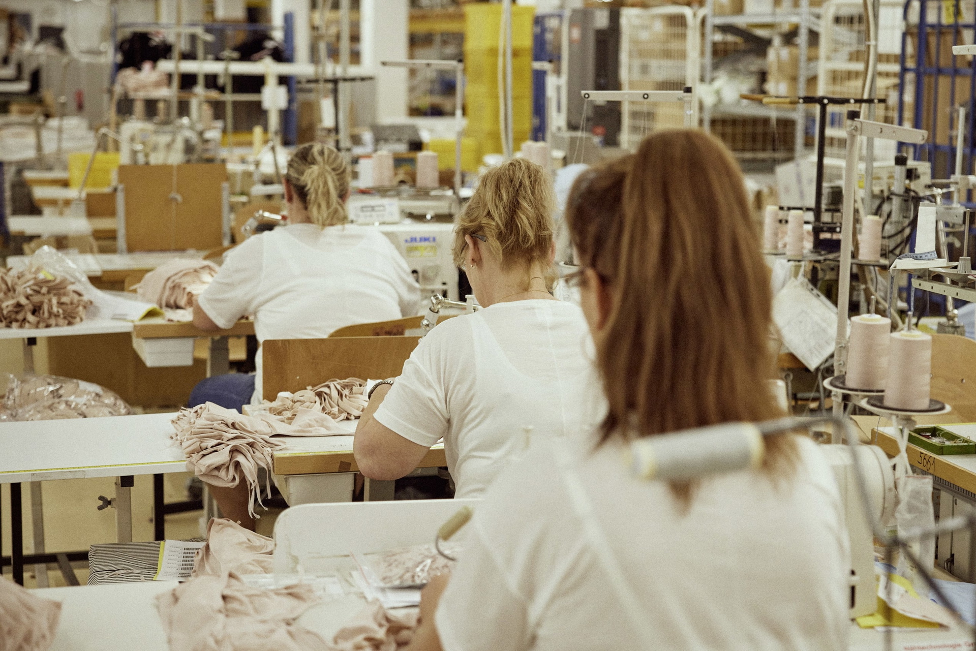 3 Frauen, die an der Nähmaschine sitzen