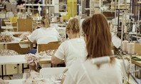 3 Frauen, die an der Nähmaschine sitzen