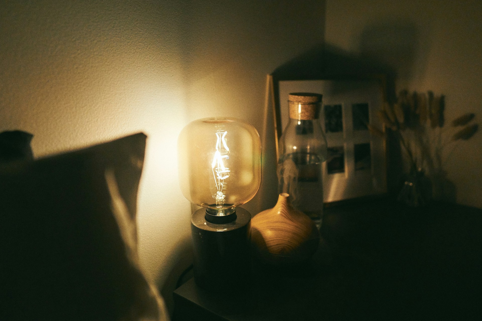 Chambre à coucher confortable avec lampe faiblement éclairée
