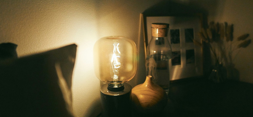 Chambre à coucher confortable avec lampe faiblement éclairée