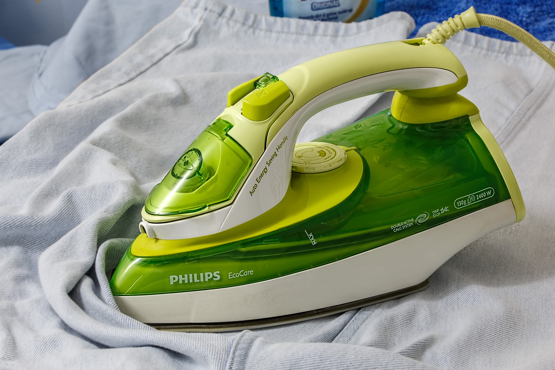 Un fer à repasser Philips vert sur un vêtement - Conseils et techniques pour un repassage correct en toute simplicité.