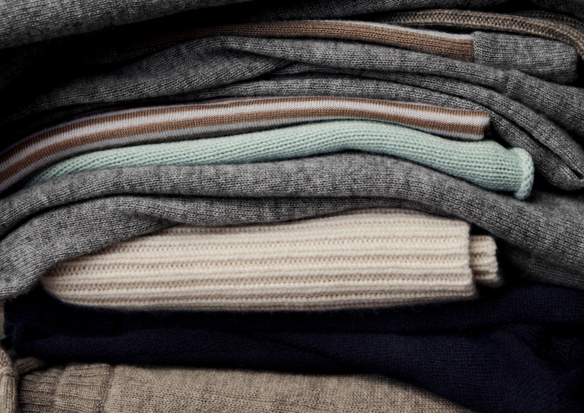 Pulls en cachemire empilés de différentes couleurs