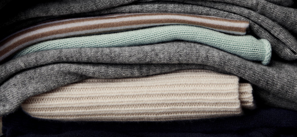 Pulls en cachemire empilés de différentes couleurs