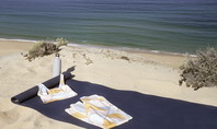 Tapis de yoga avec vêtements de yoga CALIDA sur la plage
