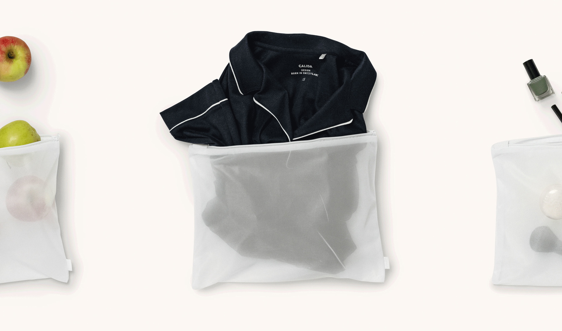 Verpackung aus 100 % recyceltem PET – vielseitig wiederverwendbar als Wäschebeutel, Technik-Tasche oder Snack-Täschchen. Abgebildet mit Kleidung, Obst und Kosmetik als Beispiele.