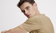 Mann in beigefarbenem CALIDA Shirt aus der Kollektion Natural Cooling – ideal als Schlafanzug gegen nächtliches Schwitzen.