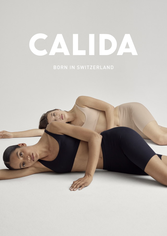 Deux femmes allongées sur le sol portant des shorts cyclistes couleur chair et noir avec des hauts de soutien-gorge de la série Natural Skin de CALIDA - idéaux sous les robes.