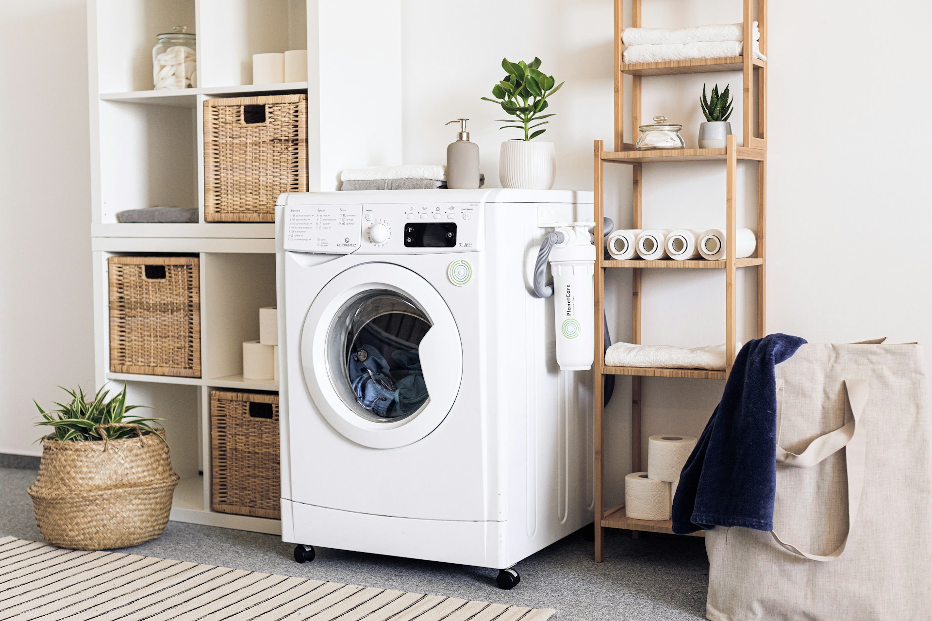 Machine à laver moderne dans une buanderie avec un panneau de commande visible pour les programmes de lavage.