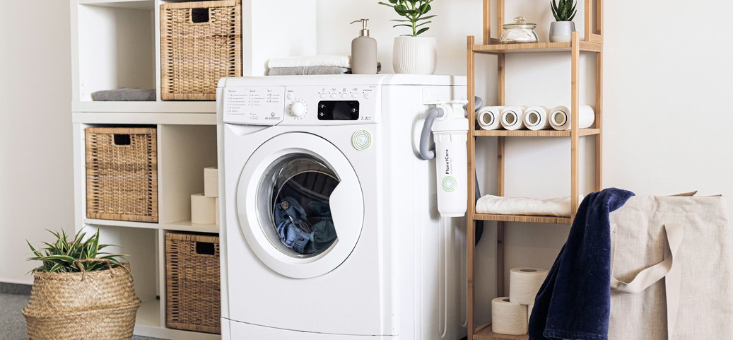 Machine à laver moderne dans une buanderie avec un panneau de commande visible pour les programmes de lavage.