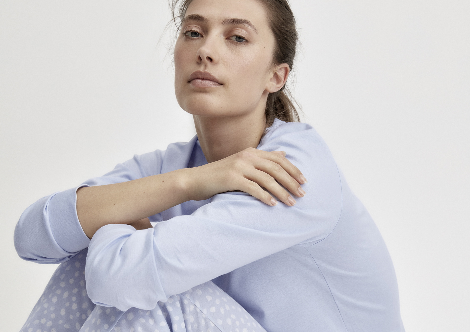 Femme en tenue de nuit bleue claire de la série de base Favoris Sommeil de CALIDA contre un fond blanc.