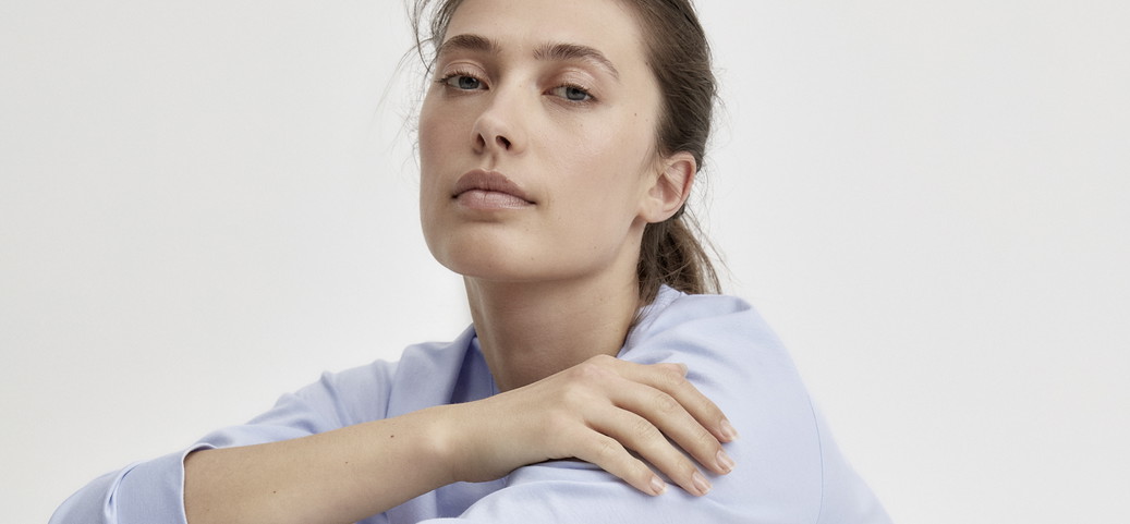 Femme en tenue de nuit bleue claire de la série de base Favoris Sommeil de CALIDA contre un fond blanc.