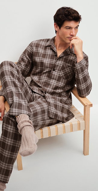 The model is wearing a button-front pyjama from the Relax Flannel Mood series.