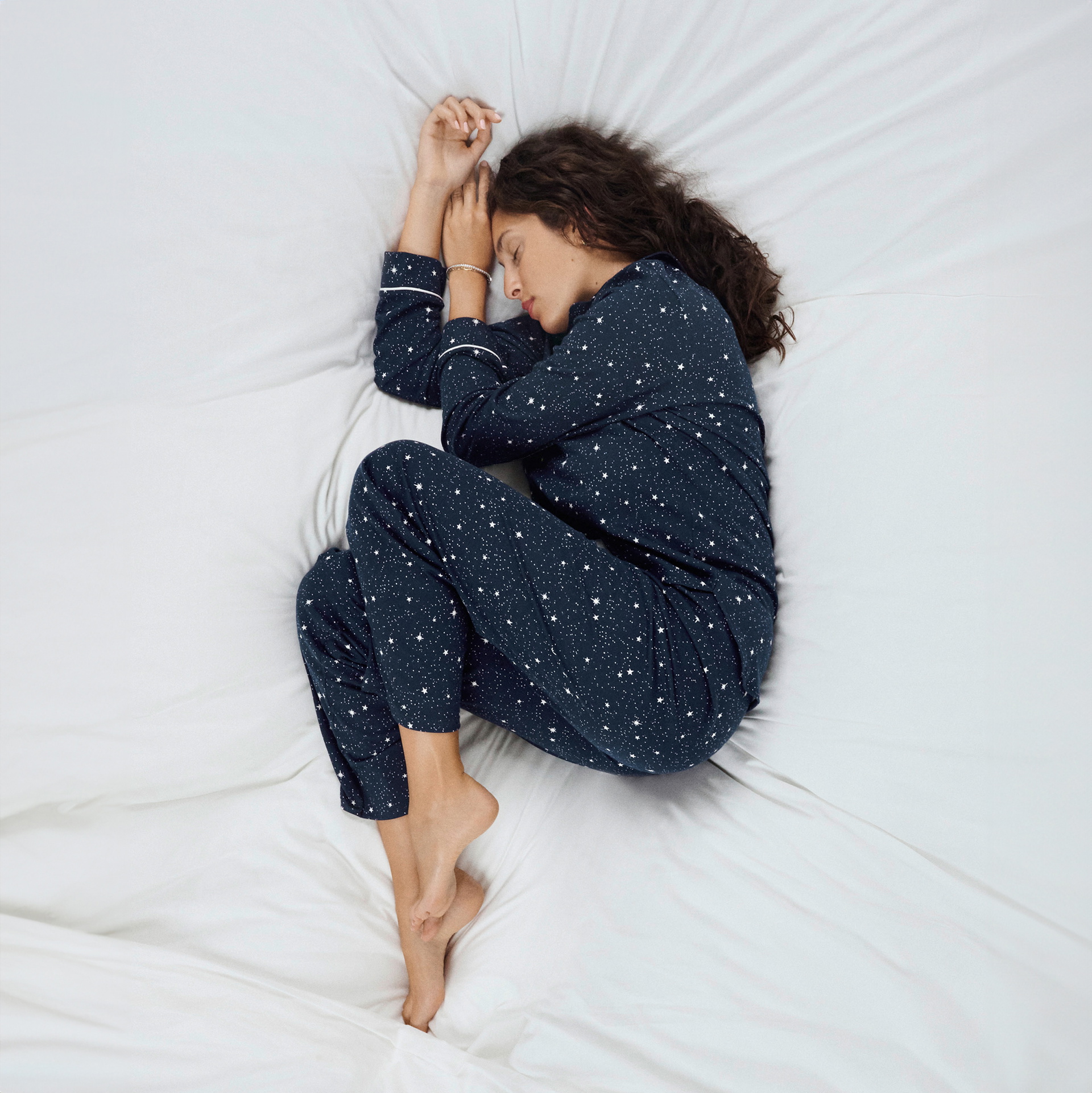 The model is wearing dark blue pyjamas from the CALIDA brand, from the Sweet Dreams series. 