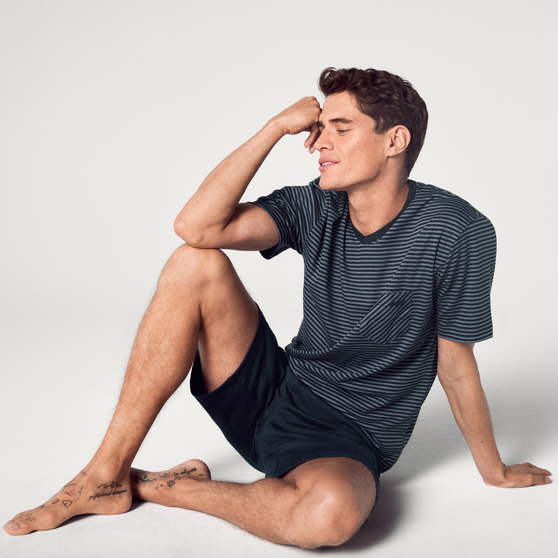 Le mannequin porte un pyjama bleu de la marque CALIDA, issu de la série Relax Streamline. 