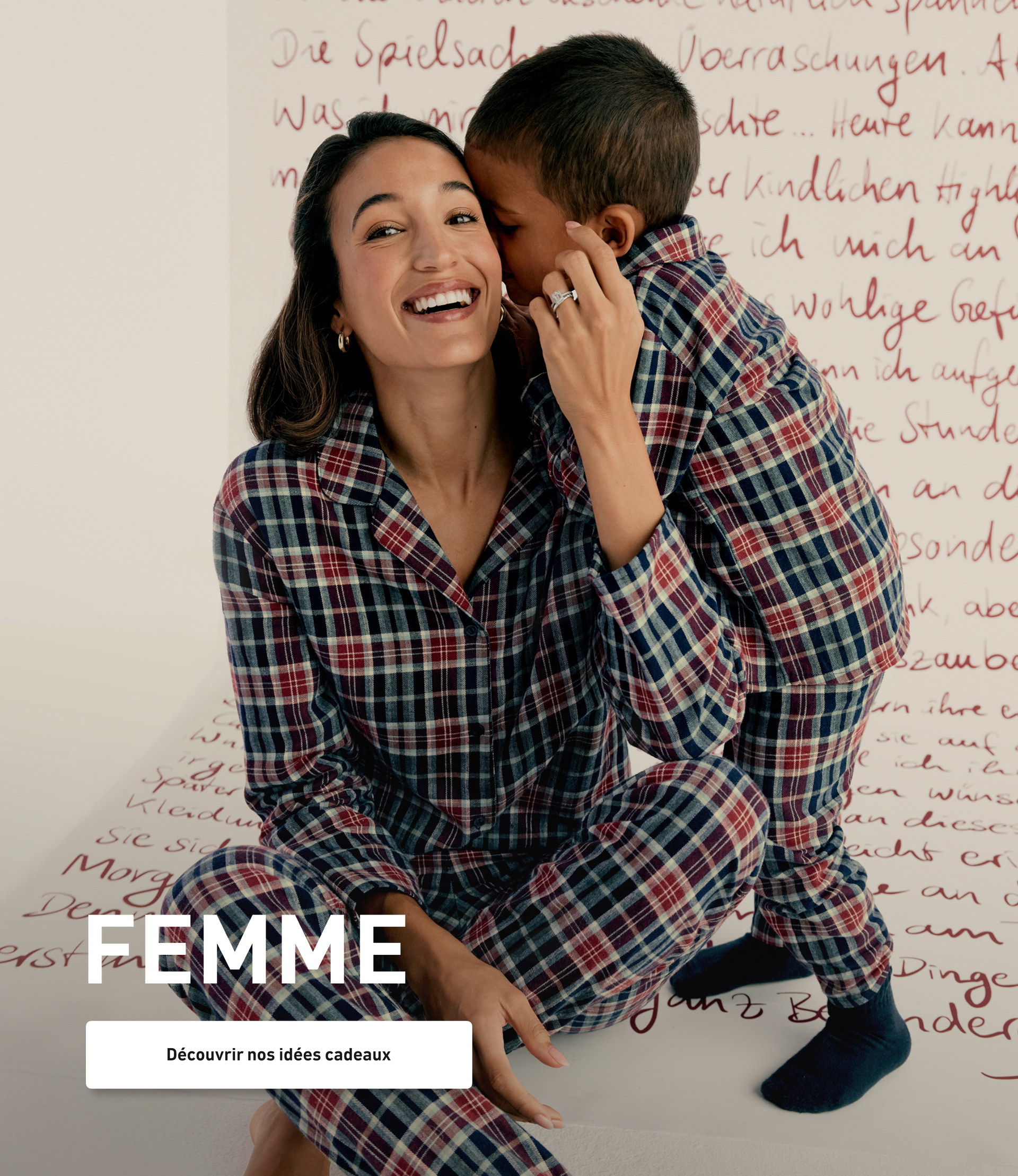 Le modèle porte un pyjama en flanelle à carreaux assorti avec un enfant et présente des vêtements de nuit d'hiver pour toute la famille.