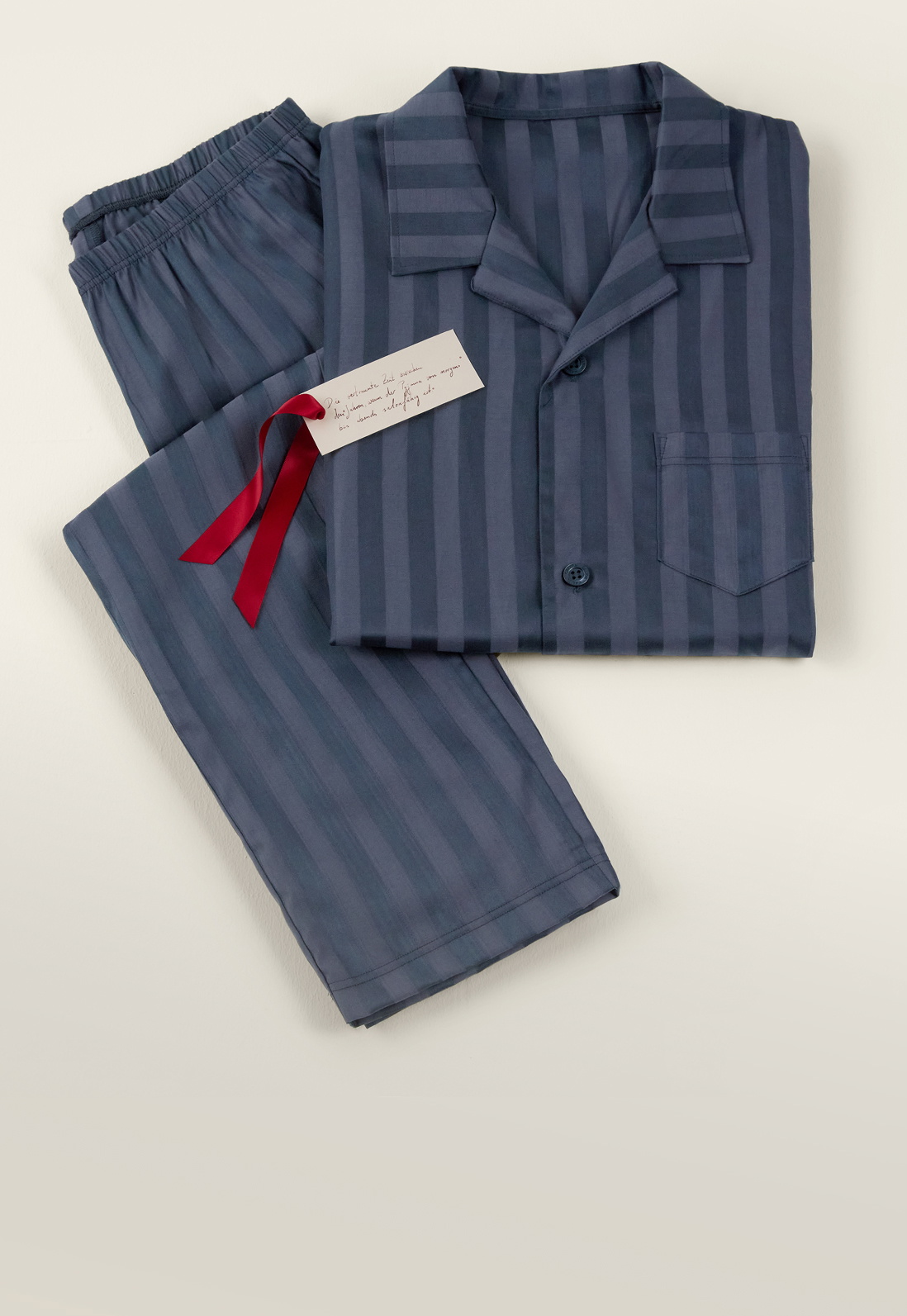 Pyjama pour homme à rayures en bleu avec col chemise et pantalon assorti, arrangé en coffret cadeau festif.
