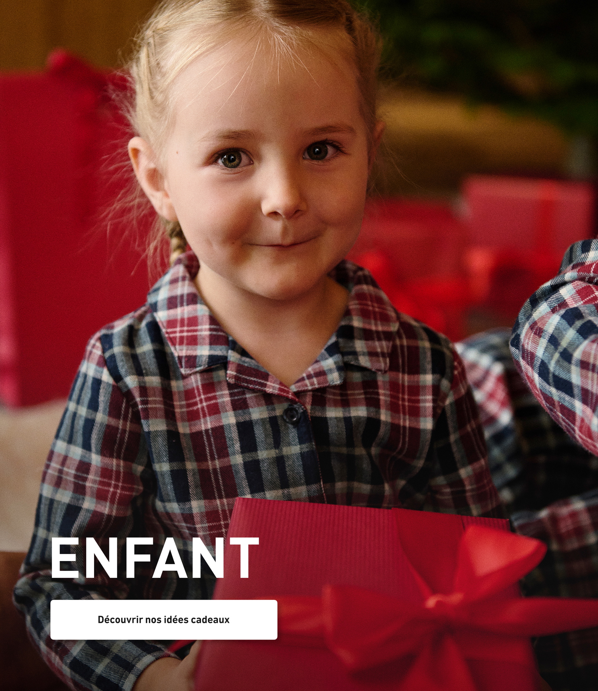 Enfants en pyjamas de Noël avec des cadeaux dans les mains.