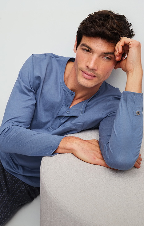 The model is wearing a long pyjama from the Relax Imprint 1 collection in blue.