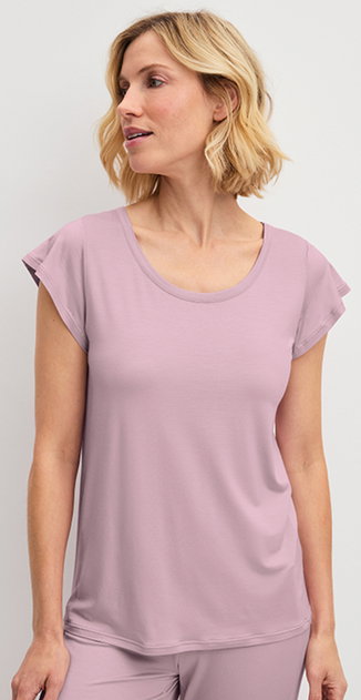 The model is wearing pyjamas from the DSW Balancing series in rose.